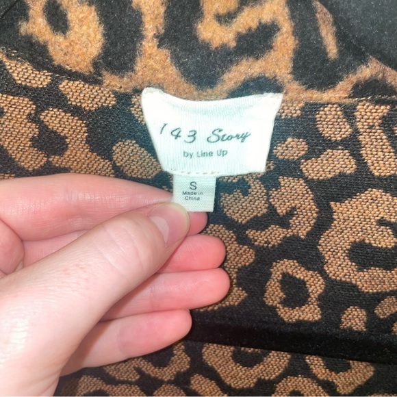 143 Story Leopard Print Shacket Size Small Pockets Button Up EUC Oversized - Picture 5 of 6